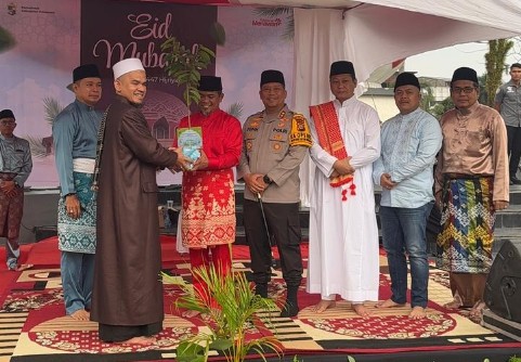 Bupati Zukri Wabup Husni Tamrin Salat Id Pelalawan Lapangan Mini Soccer