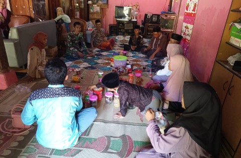 Babinsa Ponorogo silaturahmi lebaran warga Desa Mojorejo