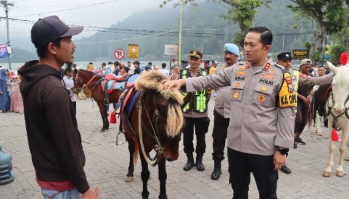 Kapolres Magetan Turun Patroli di Telaga Sarangan: Lonjakan 17.800 Wisatawan, Bagaimana Pengamanannya?