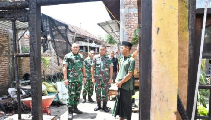 Rumah Anggota TNI Terbakar dan Tertimpa Pohon di Ponorogo: Respons Cepat Dandim Jadi Sorotan Solidaritas?