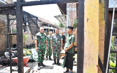 bantuan Dandim Ponorogo rumah prajurit terbakar dan tertimpa pohon