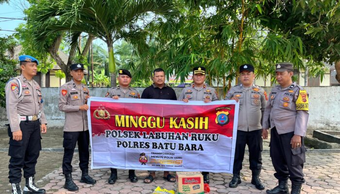 Bentuk Kepedulian Polri, Kapolsek Labuhan Ruku Salurkan Paket Sembako Melalui Program Minggu Kasih