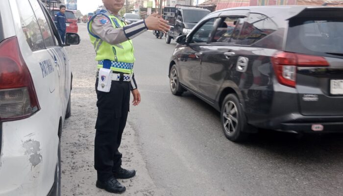 Pastikan Arus Lalu Lintas Kondusif, Sat Lantas Polres Batu Bara Kawal Titik Padat Jalinsum Indrapura