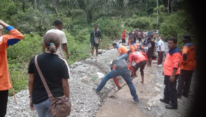 Nasional | Bencana Sikka Lumpuhkan Akses Warga: BPBD dan Masyarakat Gotong Royong Bersihkan Jalan, Kapan Pemulihan Tuntas?