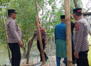 Komitmen Berantas Narkoba, Kapolsek Talawi Bersama Warga Robohkan Gubuk Transaksi di Bantaran Sungai