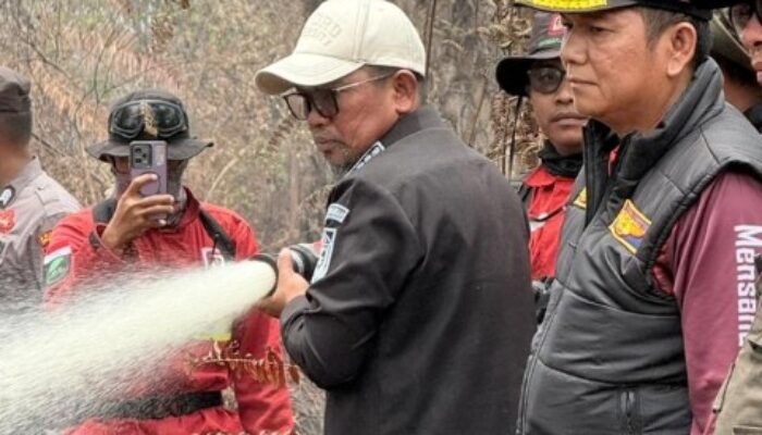 Nasional | Pelalawan – Bupati Turun Langsung Padamkan Karhutla di Gambut Mutiara, Terkendali atau Ancaman Masih Mengintai?