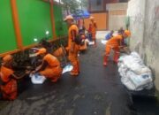 Nasional, Jakarta | Barat Kuras Saluran Jelambar: 1.000 Karung Lumpur Diangkat, Efektif Cegah Banjir?