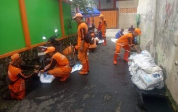 Nasional, Jakarta | Barat Kuras Saluran Jelambar: 1.000 Karung Lumpur Diangkat, Efektif Cegah Banjir?