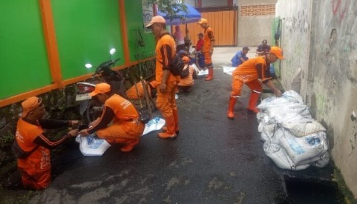 Nasional, Jakarta | Barat Kuras Saluran Jelambar: 1.000 Karung Lumpur Diangkat, Efektif Cegah Banjir?