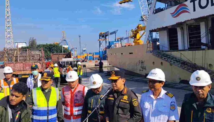 Nasional| Jelang Iduladha 2026, Kepala Badan Karantina Indonesia Tinjau Kedatangan 275 Ekor Sapi Kurban di Tanjung Priok
