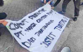 NASIONAL | PT MCF Jakarta Barat Didemo Mahasiswa, Dugaan Penggunaan Data Nasabah Jadi Sorotan, Apa yang Sebenarnya Terjadi? Aksi mahasiswa di depan kantor PT MCF Jakarta Barat terkait dugaan penggunaan data nasabah tanpa persetujuan dan tuntutan audit perusahaan.