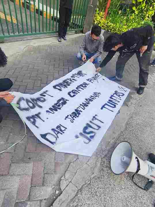 Aksi mahasiswa di depan kantor PT MCF Jakarta Barat terkait dugaan penggunaan data nasabah tanpa persetujuan dan tuntutan audit perusahaan.