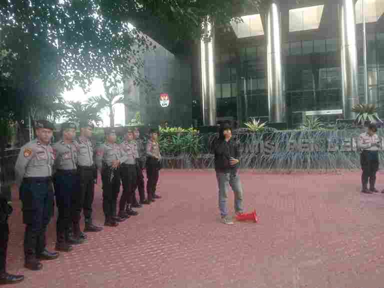 Aksi Aliansi AVATAR di depan Gedung KPK RI Jakarta Selatan terkait dugaan lonjakan harta kekayaan pejabat publik berdasarkan laporan LHKPN.