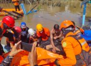 Gerak Cepat Tanpa Ragu !!! Prajurit Lanal Ketapang Evakuasi Korban Kebakaran Kapal di Dermaga Sukabangun, Ketapang