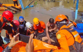 Gerak Cepat Tanpa Ragu !!! Prajurit Lanal Ketapang Evakuasi Korban Kebakaran Kapal di Dermaga Sukabangun, Ketapang