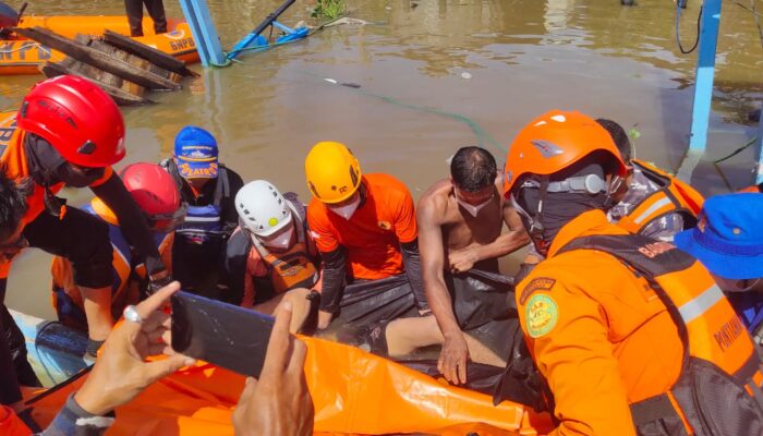 Gerak Cepat Tanpa Ragu !!! Prajurit Lanal Ketapang Evakuasi Korban Kebakaran Kapal di Dermaga Sukabangun, Ketapang