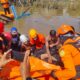 Gerak Cepat Tanpa Ragu !!! Prajurit Lanal Ketapang Evakuasi Korban Kebakaran Kapal di Dermaga Sukabangun, Ketapang