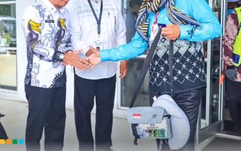 Sekretaris Daerah Kabupaten Ketapang Repalianto, S.Sos., M.Si mendampingi dan mengantar keberangkatan Jamaah Haji