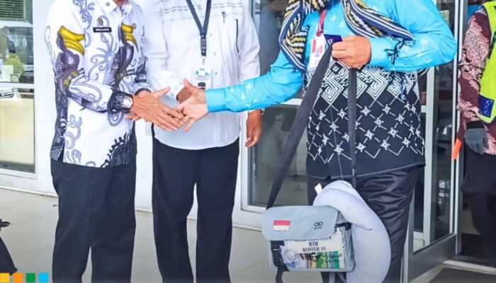Sekretaris Daerah Kabupaten Ketapang Repalianto, S.Sos., M.Si mendampingi dan mengantar keberangkatan Jamaah Haji