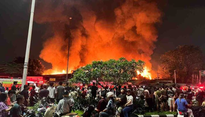 Nasional|Petugas Gabungan Masih Berupaya Jinakkan Kebakaran Rumah di Kemayoran, Bagaimana Kondisi Terkini Lokasi?