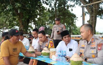 Kapolres Ketapang melaksanakan Silaturahmi Kamtibmas di Desa Kinjil Pesisir dan menerima masukan masyarakat terkait pelayanan Call Center 110.