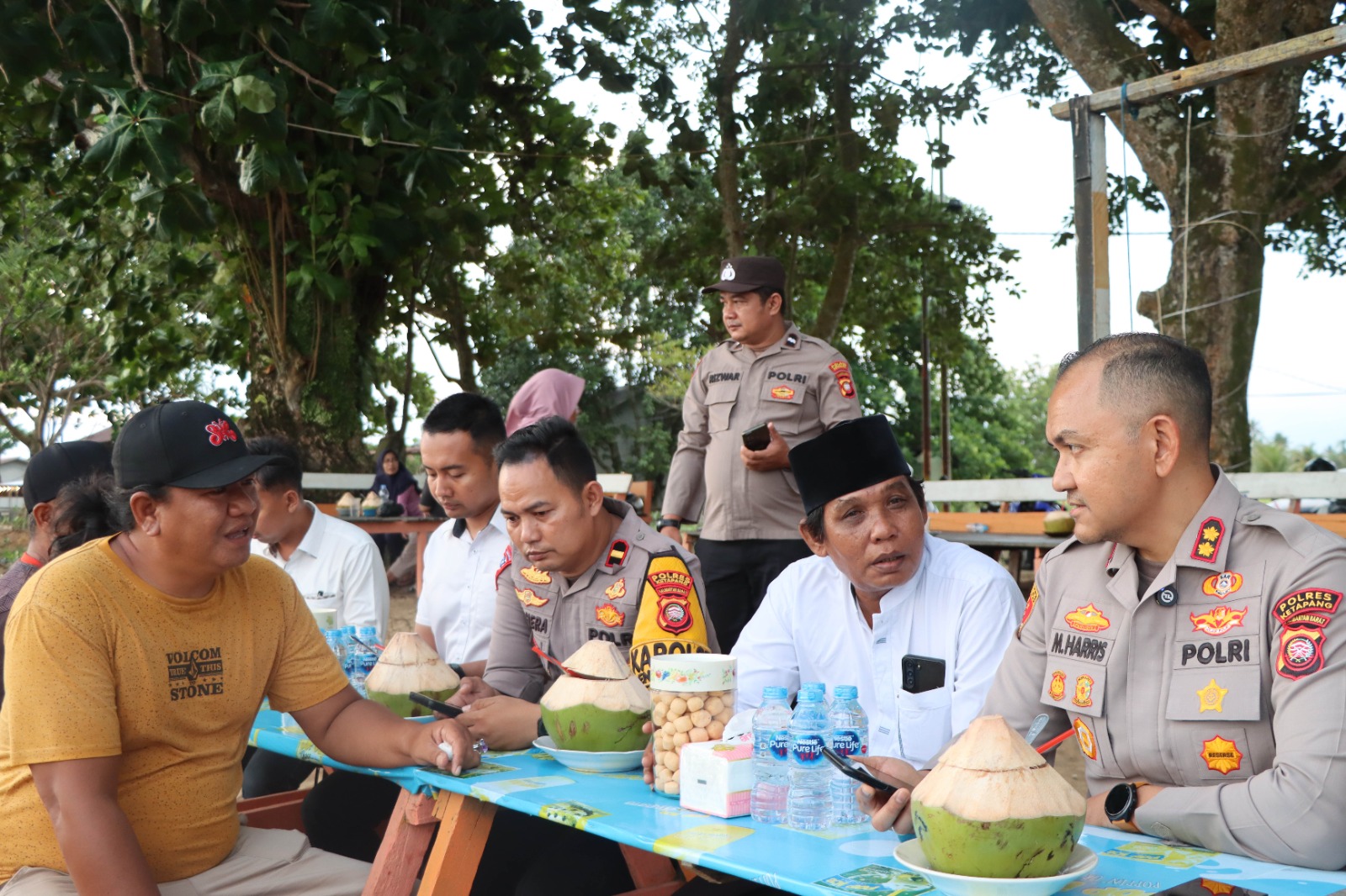 Kapolres Ketapang melaksanakan Silaturahmi Kamtibmas di Desa Kinjil Pesisir dan menerima masukan masyarakat terkait pelayanan Call Center 110.