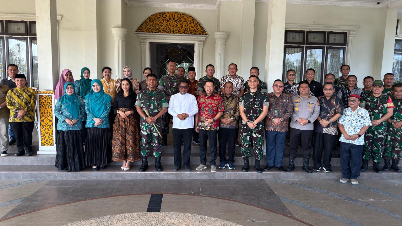 Bupati Pelalawan menerima kunjungan Danrem 031 Wira Bima untuk memperkuat sinergi pembangunan dan stabilitas daerah.