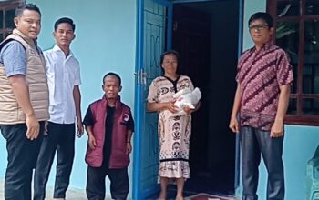 Satresnarkoba Polres Batu Bara membagikan sembako dan sosialisasi bahaya narkoba kepada warga Desa Sumber Padi Kabupaten Batu Bara.