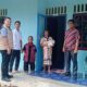 Satresnarkoba Polres Batu Bara membagikan sembako dan sosialisasi bahaya narkoba kepada warga Desa Sumber Padi Kabupaten Batu Bara.