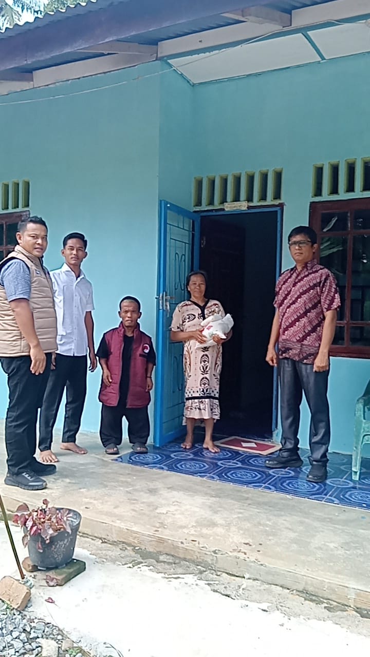 Satresnarkoba Polres Batu Bara membagikan sembako dan sosialisasi bahaya narkoba kepada warga Desa Sumber Padi Kabupaten Batu Bara.