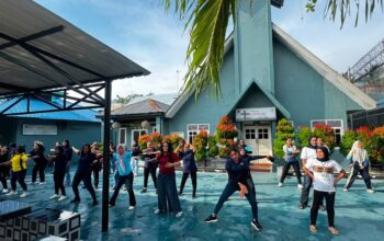 Suasana keceriaan petugas dan warga binaan Lapas Kelas IIA Labuhan Ruku saat mengikuti gerakan dari instruktur senam profesional di lapangan upacara.