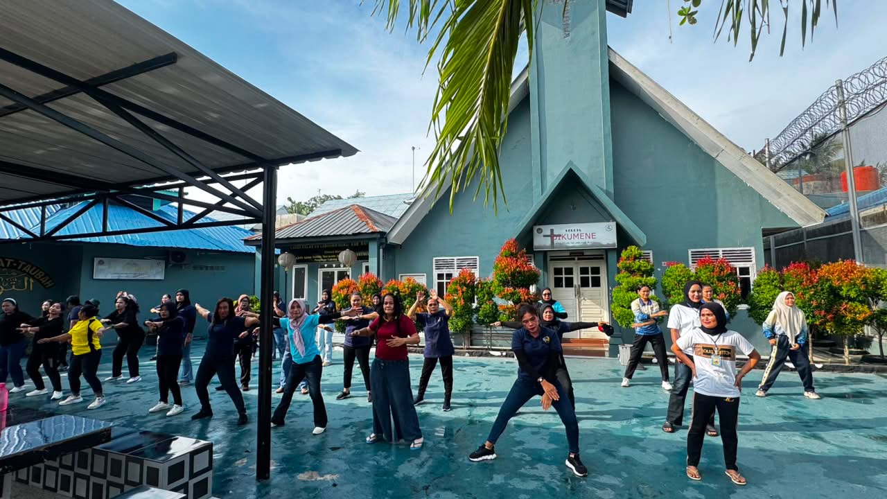 Suasana keceriaan petugas dan warga binaan Lapas Kelas IIA Labuhan Ruku saat mengikuti gerakan dari instruktur senam profesional di lapangan upacara.