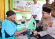 Tangis Haru Pecah di Secanggang Langkat, Mengapa Lansia Ini Mendadak Kalungkan Sarung ke Kapolres?