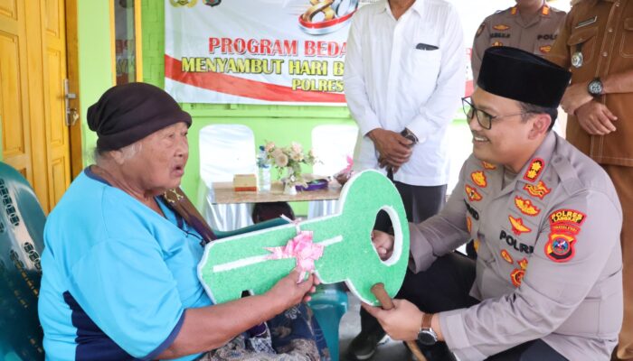 Tangis Haru Pecah di Secanggang Langkat, Mengapa Lansia Ini Mendadak Kalungkan Sarung ke Kapolres?