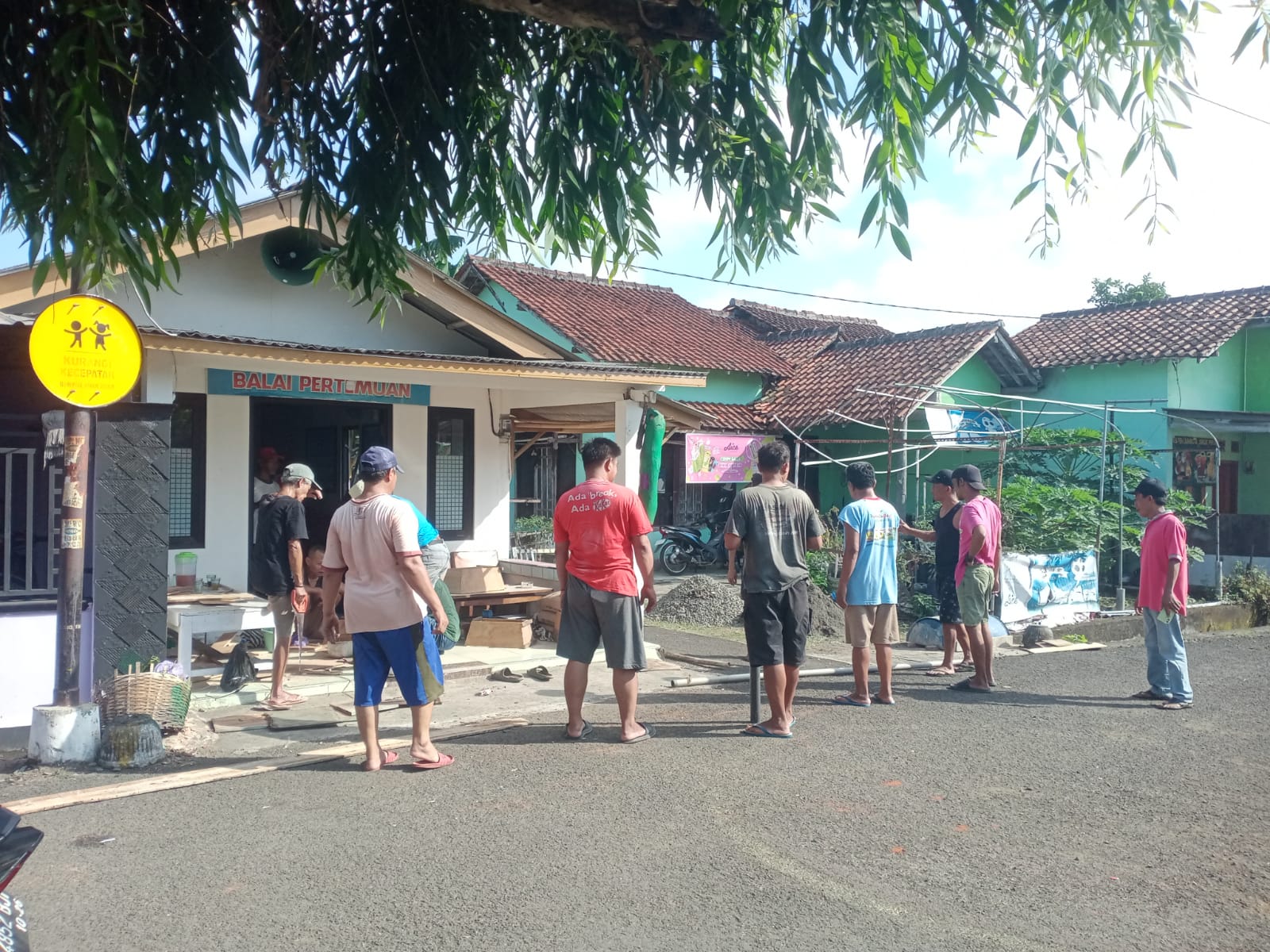 warga bergotong royong dán melakukan kerja bakti membersihkan lingkungan pemukiman di Cilacap.