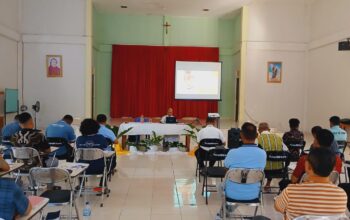 Para Frater Bunda Hati Kudus (BHK) se-Regio NTT saat berkumpul mengikuti retret tahunan di Kupang.