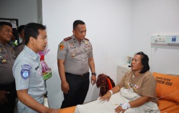 Kapolres Batu Bara Besuk Korban Kecelakaan Maut di Tol Lima Puluh-Indrapura, Wujud Kepedulian kepada Korban dan Keluarga