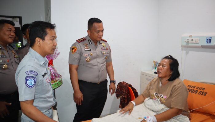 Kapolres Batu Bara Besuk Korban Kecelakaan Maut di Tol Lima Puluh-Indrapura, Wujud Kepedulian kepada Korban dan Keluarga