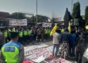 Sempat Saling Dorong dán Bakar Ban, Mengapa Demo Mahasiswa di Kantor Bupati Cilacap Berakhir Lesehan?