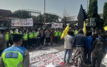 Sempat Saling Dorong dán Bakar Ban, Mengapa Demo Mahasiswa di Kantor Bupati Cilacap Berakhir Lesehan?