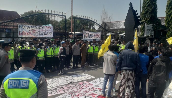 Sempat Saling Dorong dán Bakar Ban, Mengapa Demo Mahasiswa di Kantor Bupati Cilacap Berakhir Lesehan?