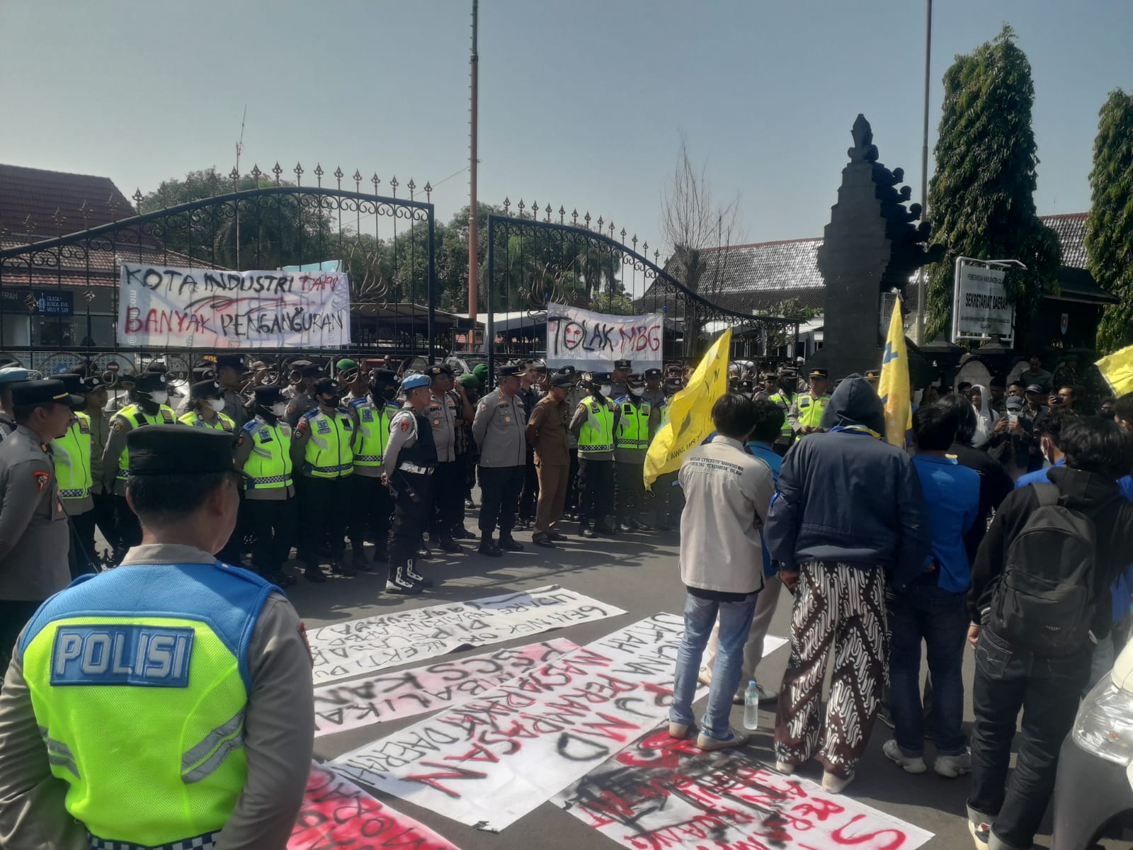 Suasana audiensi terbuka mahasiswa dán pejabat Pemkab Cilacap dengan duduk bersila di halaman kantor bupati pasca-ketegangan unjuk rasa