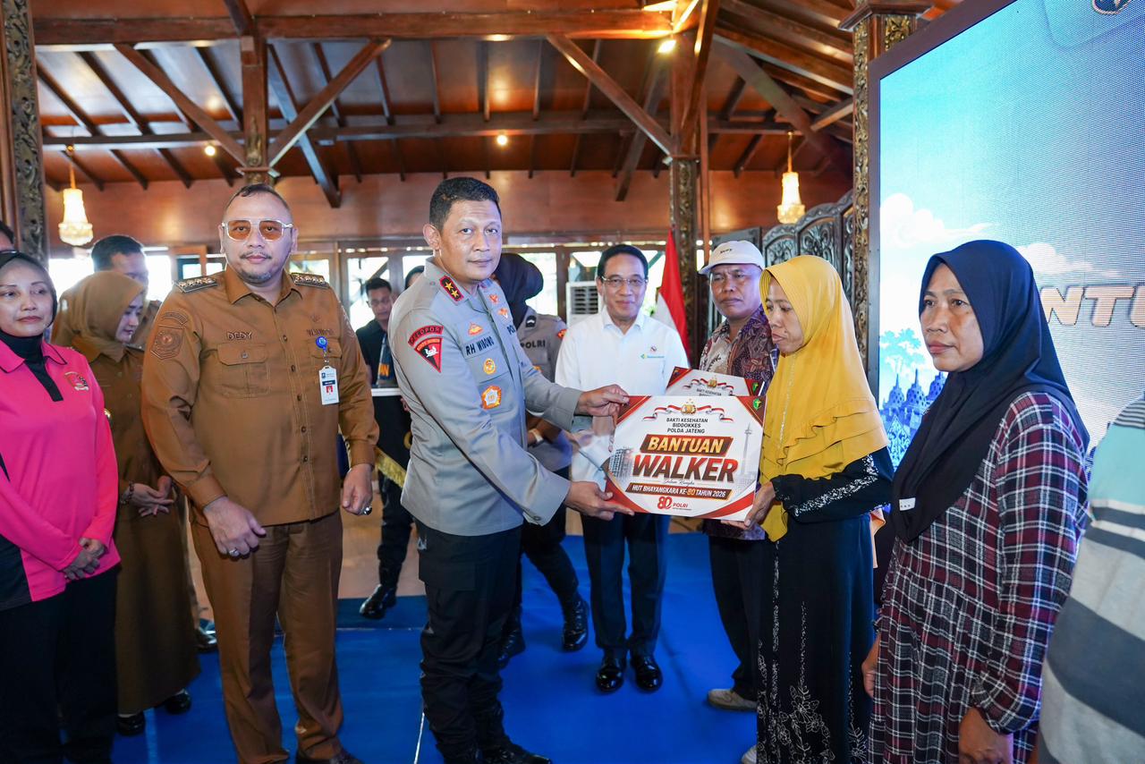 Kapolda Jateng Irjen Pol Ribut Hari Wibowo bersama Wamenkes RI meninjau langsung pelayanan pengobatan gratis dán stunting di Kota Tegal.