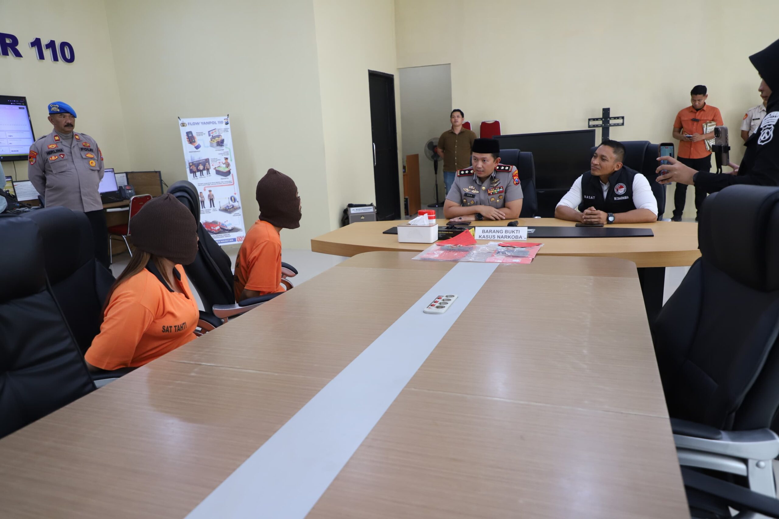 Barang bukti puluhan butir pil Double L dán dua tersangka pengedar saat diamankan di Satresnarkoba Polres Magetan.