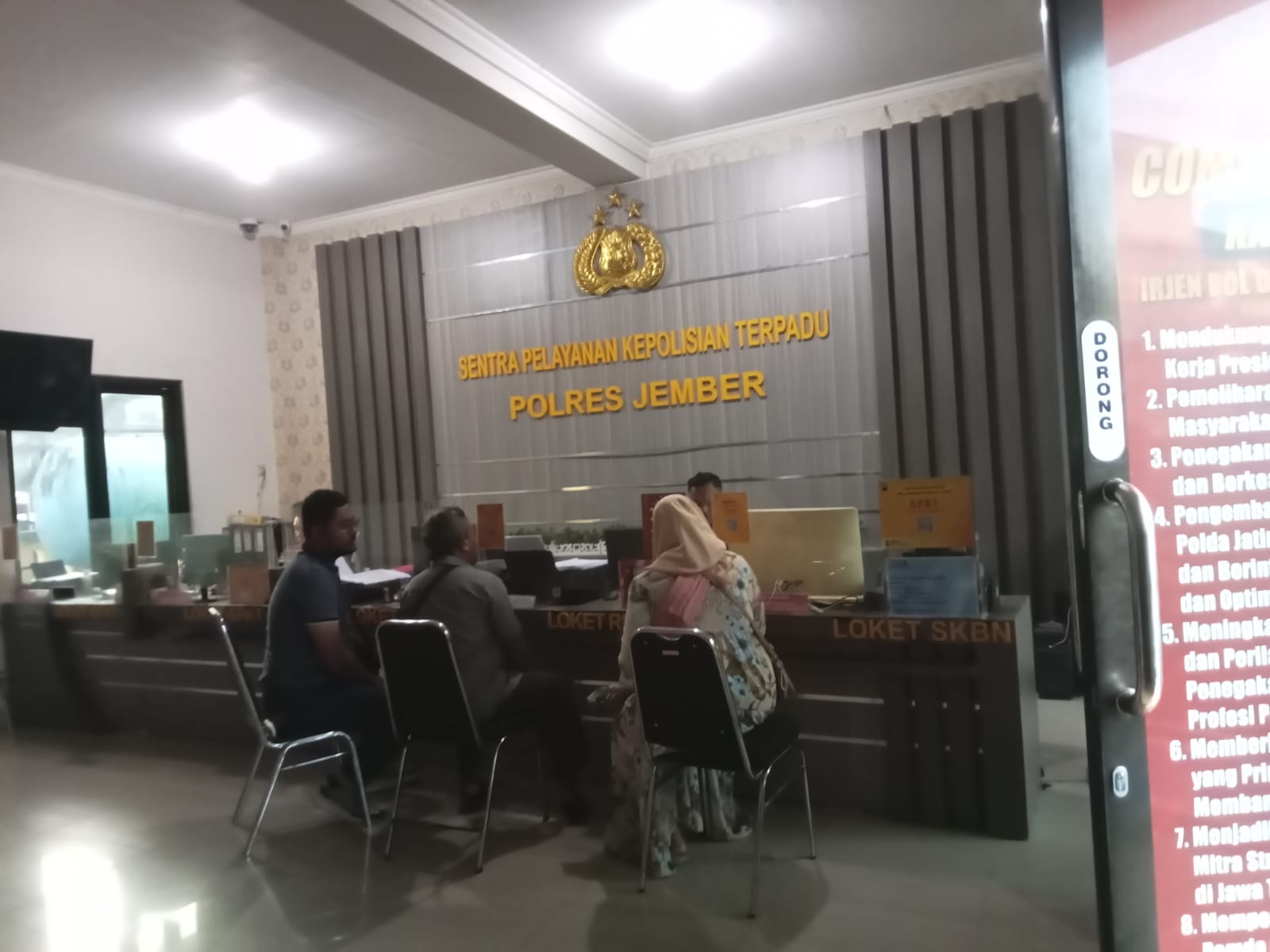 Seorang ibu rumah tangga (IRT) asal Kecamatan Silo saat mendatangi Mapolres Jember guna meminta perlindungan hukum atas kasus ancaman pembunuhan.