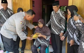 Kapolresta Cilacap dán pengurus Bhayangkari menyerahkan tali asih saat anjangsana ke rumah purnawirawan dán warakawuri Polri.