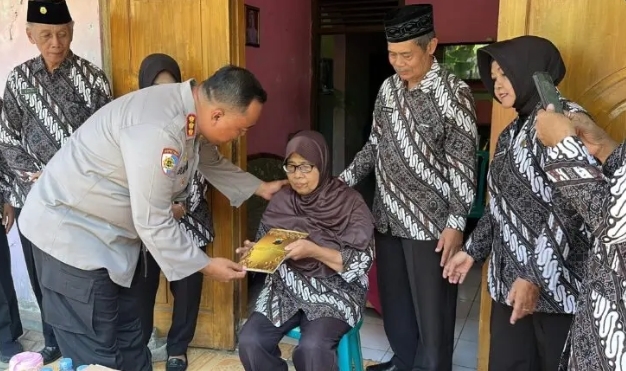Kapolresta Cilacap dán pengurus Bhayangkari menyerahkan tali asih saat anjangsana ke rumah purnawirawan dán warakawuri Polri.