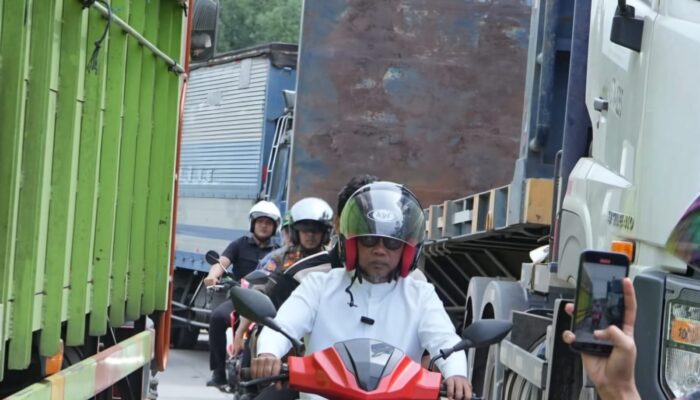 Antre Panjang Hingga  6 Jam di Pelalawan, Bupati H. Zukri Turun Lansung Kelapangan, Langkah Apa yang di Ambil untuk Stop Kemacetan?