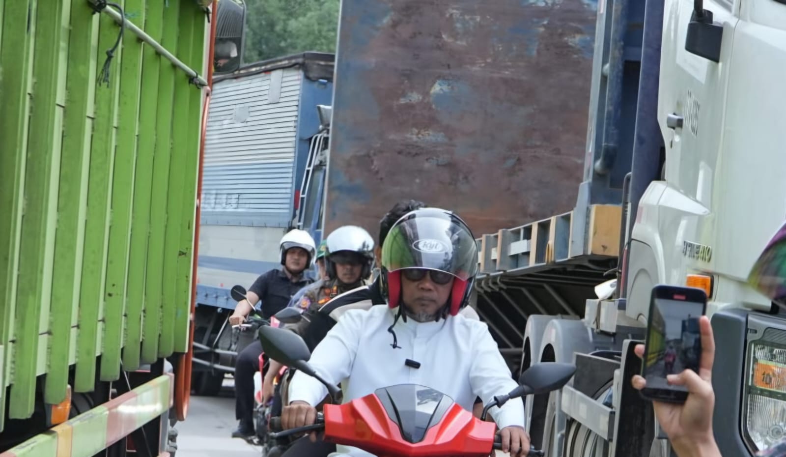 Bupati Pelalawan H. Zukri didampingi Kadis PUPR saat meninjau langsung dán menghentikan proyek jalan pemicu macet di KM 83 Desa Kemang.