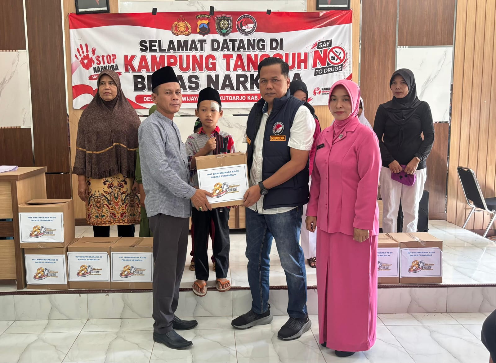 Jajaran Satresnarkoba Polres Purworejo saat membagikan paket sembako bansos bersama anak yatim dán warga di Kutoarjo.